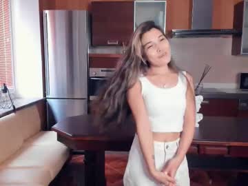Goooldenshine Chaturbate stream image from August 04, 2025