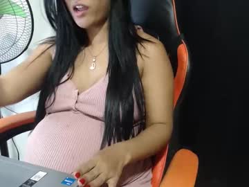 Roxyhot213 Chaturbate stream image from August 04, 2025
