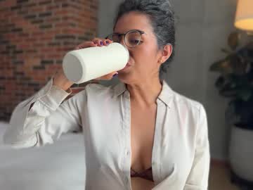Illaroom Chaturbate stream image from August 04, 2025