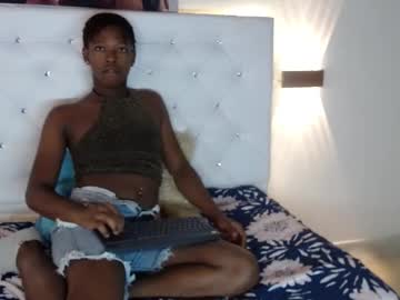 Carameloxoxox Chaturbate stream image from August 05, 2025