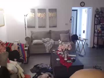 Carliecreams Chaturbate stream image from August 06, 2025