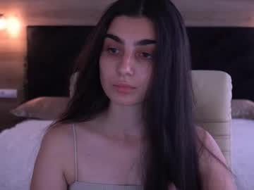 Dollyshine Chaturbate stream image from August 06, 2025