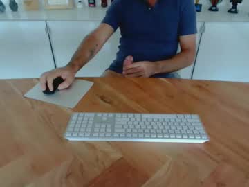 Gux4dd Chaturbate stream image from August 08, 2025