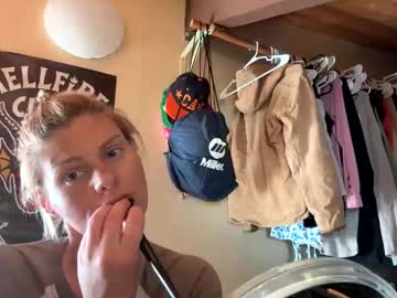 Bbuhnny Chaturbate stream image from August 11, 2025