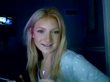 Bigfeetsmallgirl Chaturbate stream image from August 11, 2025