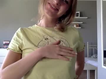 Lux_Millie Chaturbate stream image from August 11, 2025