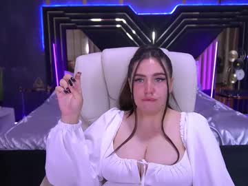 Lunapearll Chaturbate stream image from August 12, 2025