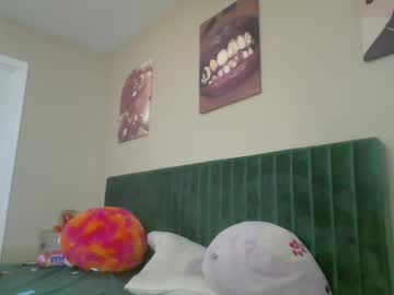 Juicyy_Fruittz Chaturbate stream image from August 14, 2025