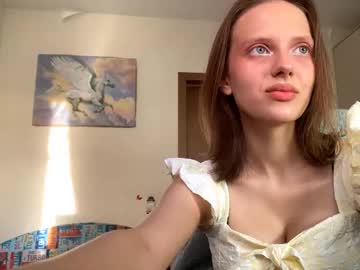 Madlynhennigan Chaturbate stream image from August 15, 2025