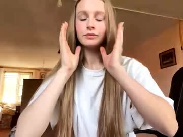 Linneapheonix Chaturbate stream image from August 16, 2025