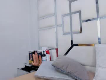 Zoeswanx Chaturbate stream image from August 17, 2025
