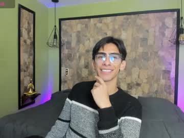 Uyukie Chaturbate stream image from August 18, 2025