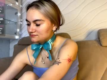 Softgllitch Chaturbate stream image from August 18, 2025