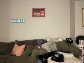 Greenxxxqueen Chaturbate stream image from August 19, 2025