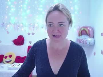 Snezhanarells Chaturbate stream image from August 19, 2025