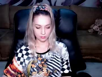 Lovellymalina Chaturbate stream image from August 19, 2025