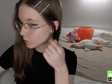 Lowress Chaturbate stream image from August 19, 2025