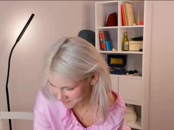 Feveraura Chaturbate stream image from August 19, 2025