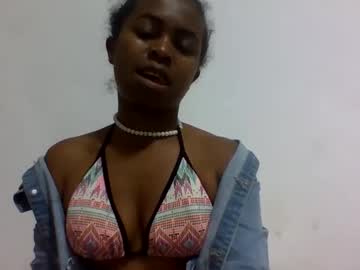 Erolinee Chaturbate stream image from August 20, 2025