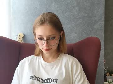 Elwinebanford Chaturbate stream image from August 21, 2025