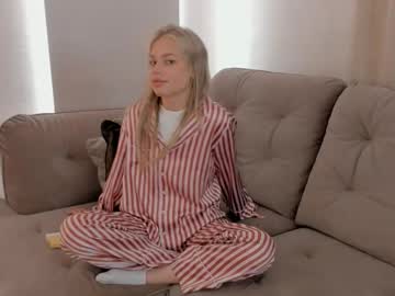 Lunaetoile Chaturbate stream image from August 21, 2025