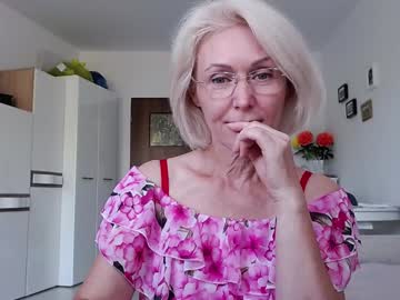 Jasmin18v Chaturbate stream image from August 22, 2025