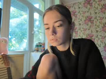 Dinorahmroczkowski Chaturbate stream image from August 25, 2025