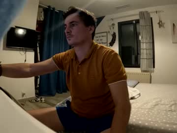 Sucreenmousse Chaturbate stream image from August 25, 2025