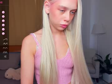 Annneloveee Chaturbate stream image from August 26, 2025