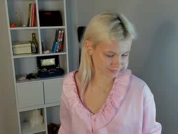 Vilvetvixen Chaturbate stream image from August 26, 2025