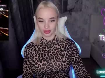 Kirakrox Chaturbate stream image from August 27, 2025