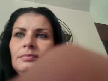 Juicymommies Chaturbate stream image from August 27, 2025