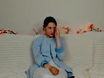 Niaholmer Chaturbate stream image from August 28, 2025