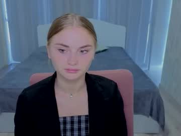 Lukeriamoon Chaturbate stream image from August 29, 2025