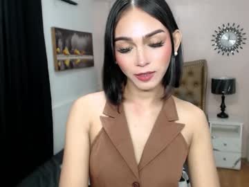 Pearlmoore Chaturbate stream image from August 29, 2025
