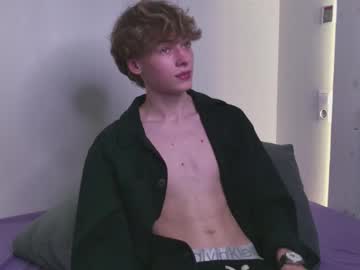 Curlytwinkboy Chaturbate stream image from September 03, 2025