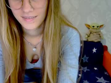Roxie_Shy Chaturbate stream image from September 10, 2025