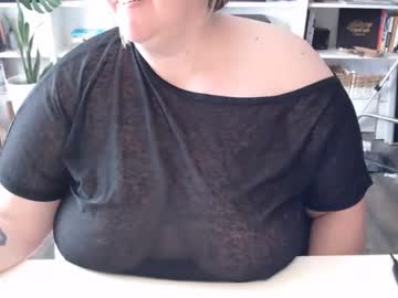 Squirtymilfjess Chaturbate stream image from September 10, 2025