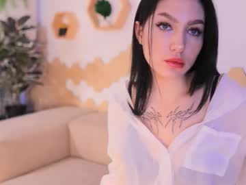 Yourstarnmoon Chaturbate stream image from September 14, 2025