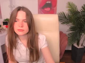 Lunavibee Chaturbate stream image from September 16, 2025