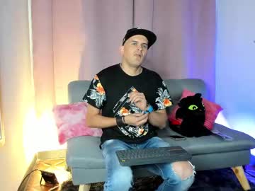 Angulowide Chaturbate stream image from September 16, 2025