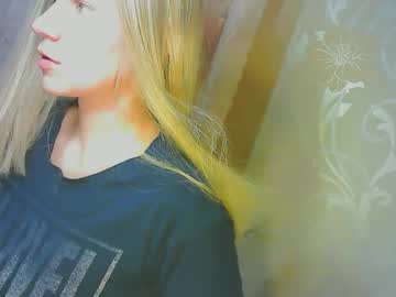 Karolynafox Chaturbate stream image from September 17, 2025