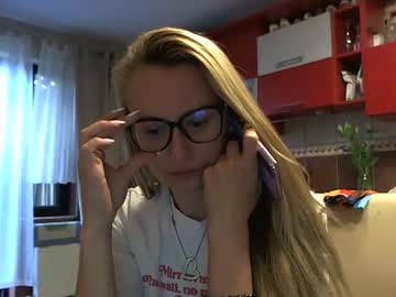 Melly_Rosey Chaturbate stream image from September 22, 2025