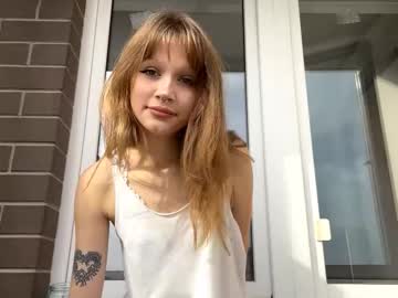 Lucykeely Chaturbate stream image from September 25, 2025