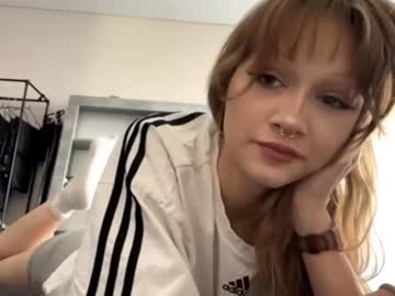 Lucykeely Chaturbate stream image from September 26, 2025