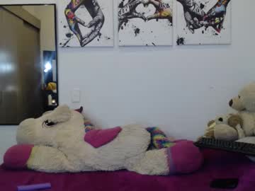 Redvelvett22 Chaturbate stream image from September 28, 2025