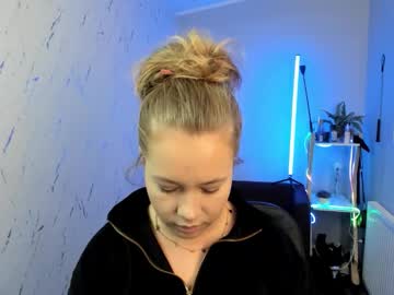 Holly_Bb95 Chaturbate stream image from October 01, 2025
