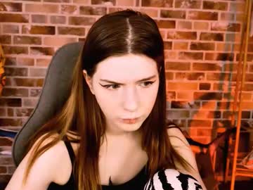 Aliceinredsquare_ Chaturbate stream image from October 05, 2025