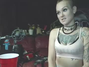 Queenfrostbitten Chaturbate stream image from October 10, 2025