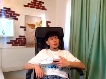 Krewvaughn Chaturbate stream image from October 12, 2025